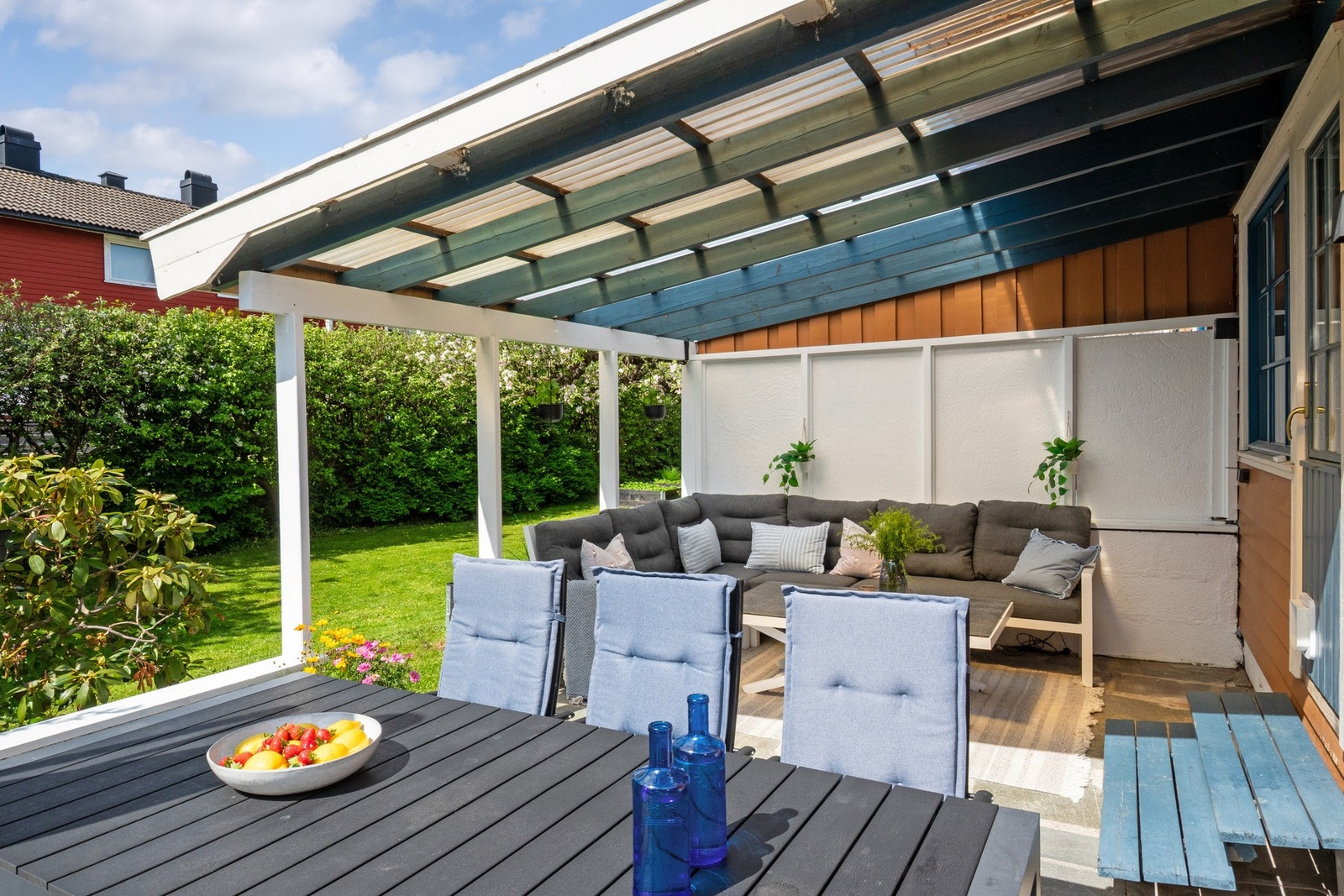 Fra stue og kjøkken er det direkte utgang til terrasse og hage, noe som skaper en naturlig forlengelse av oppholdsrommene i sommerhalvåret. Galleribilde
