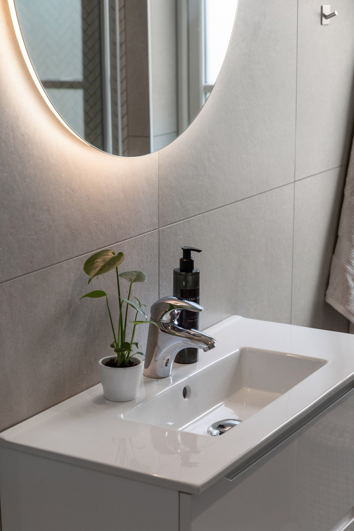 Innredet med servantinnreidng, dusjdører og wc. Galleribilde