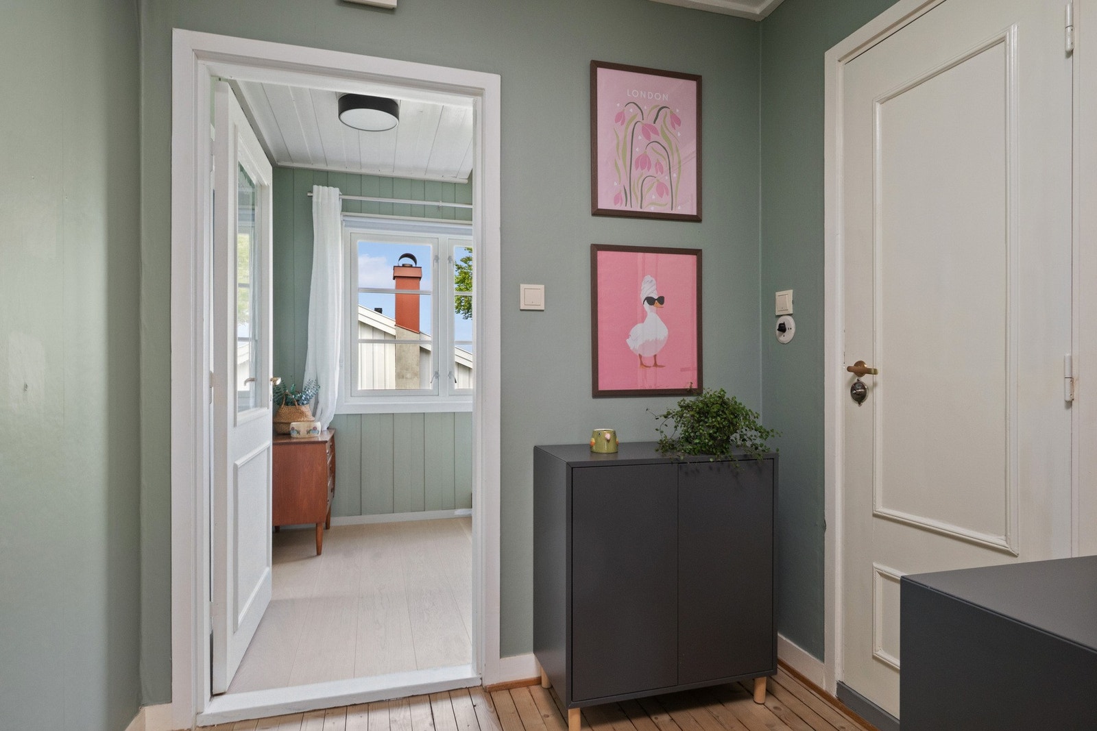 Etasjen har en familievennlig planløsning med flere gode soverom og praktiske romløsninger. Galleribilde