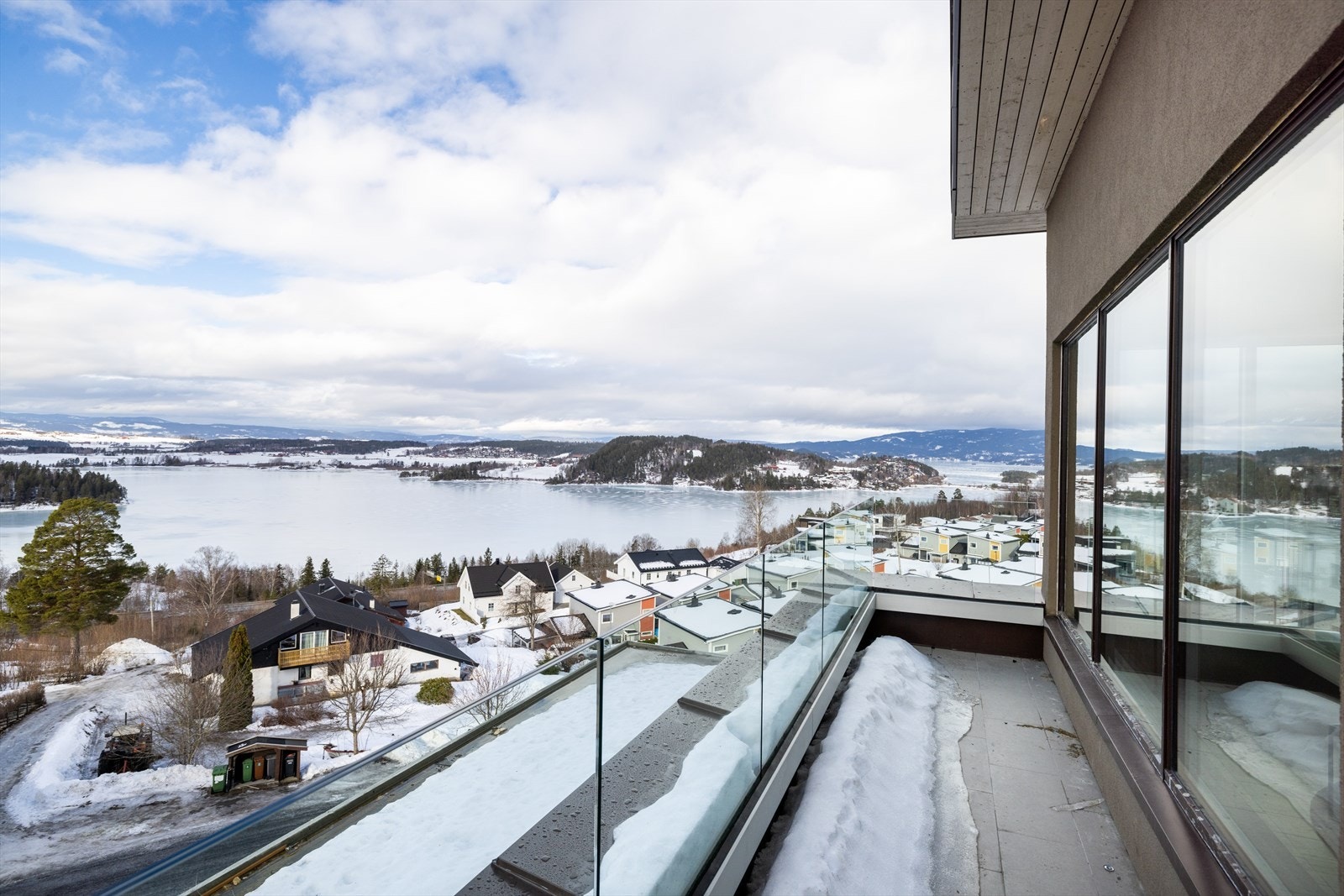 Balkong har gode solforhold og fantastisk utsikt Galleribilde