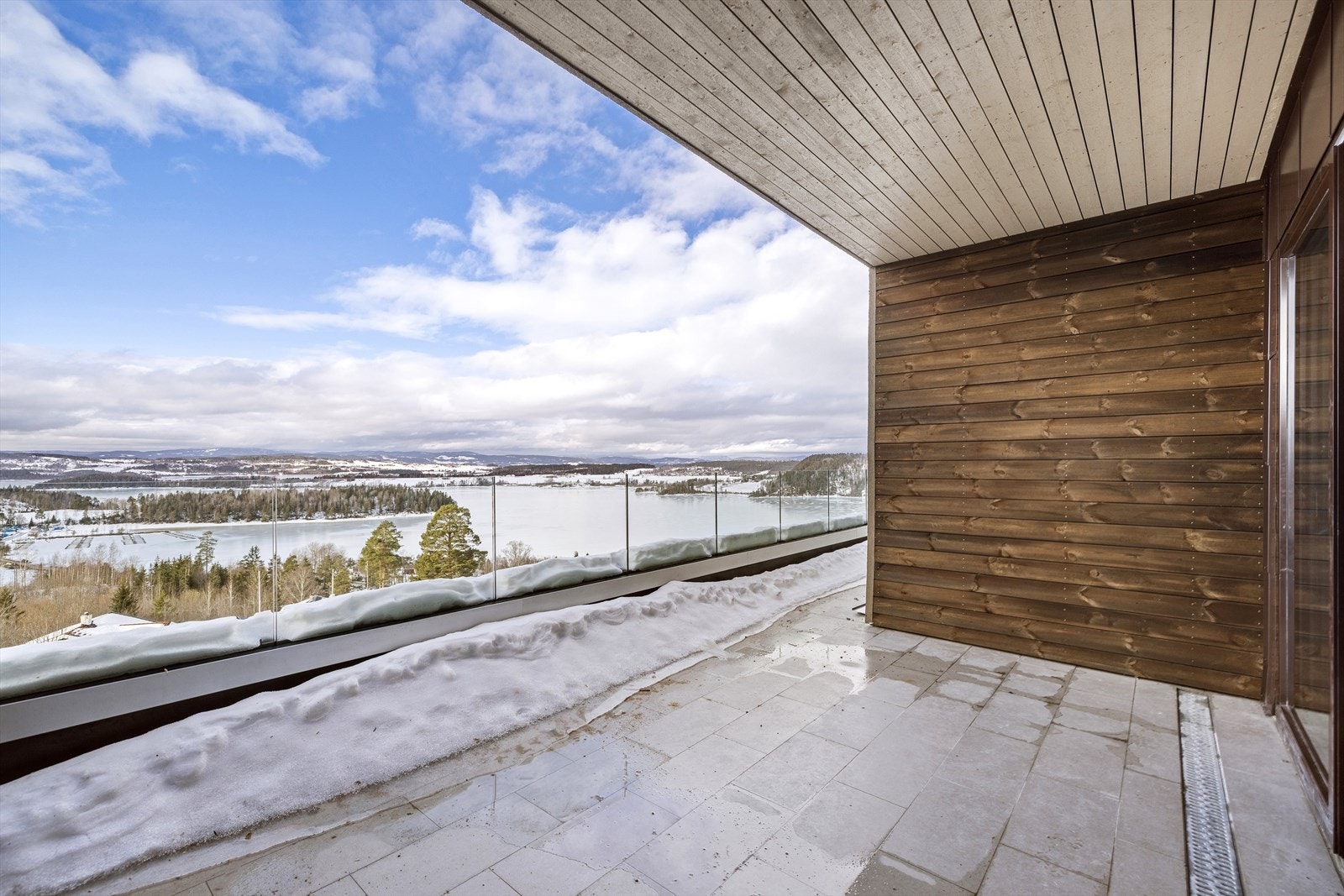 Fra kjøkken og stue er det utgang til delvis overbygget og solrik balkong på hele 23 kvm Galleribilde