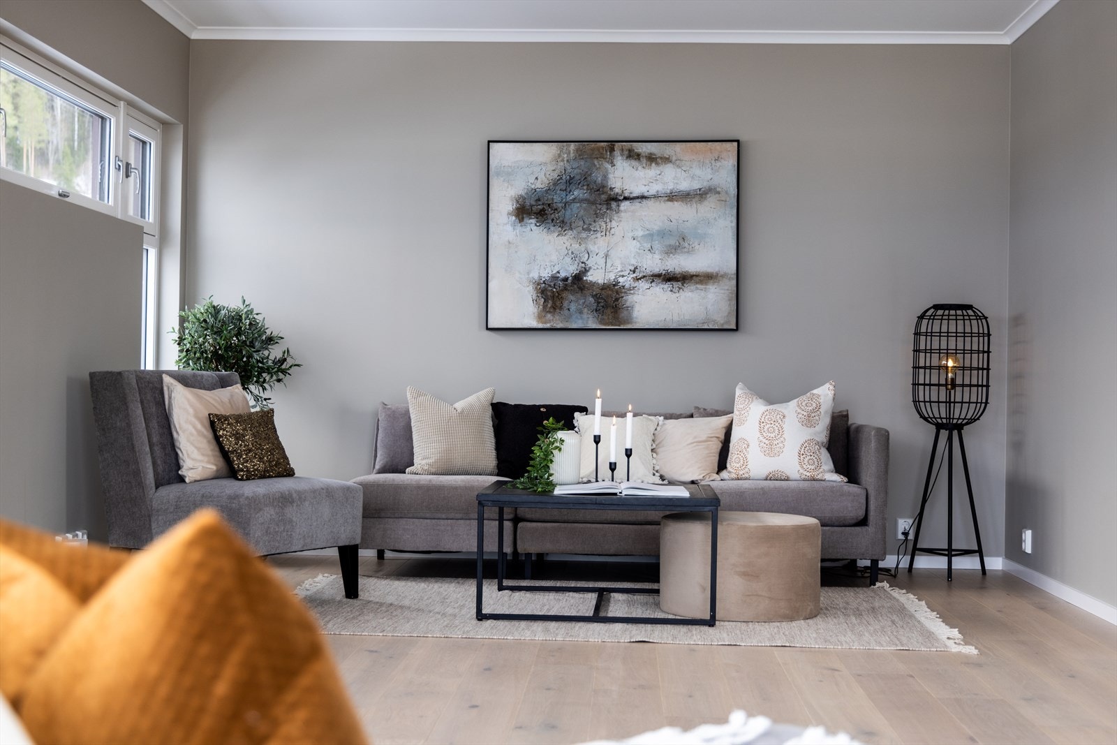 Det er god plass til flere sofagrupper og møbleringsmuligheter i den flotte stuen Galleribilde
