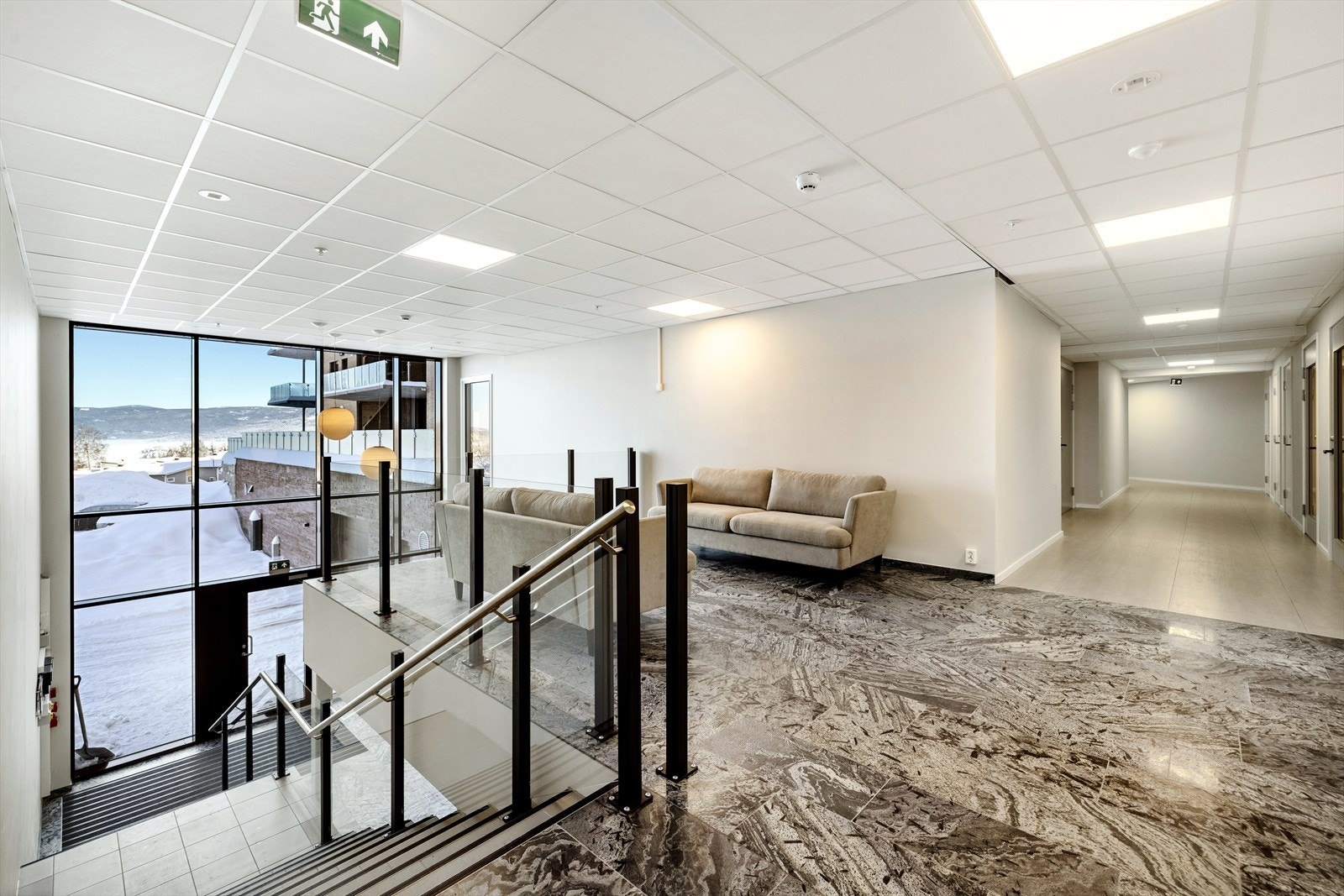 Sameiet har flotte fellesområder, her fra felles inngangsparti med sofagruppe Galleribilde