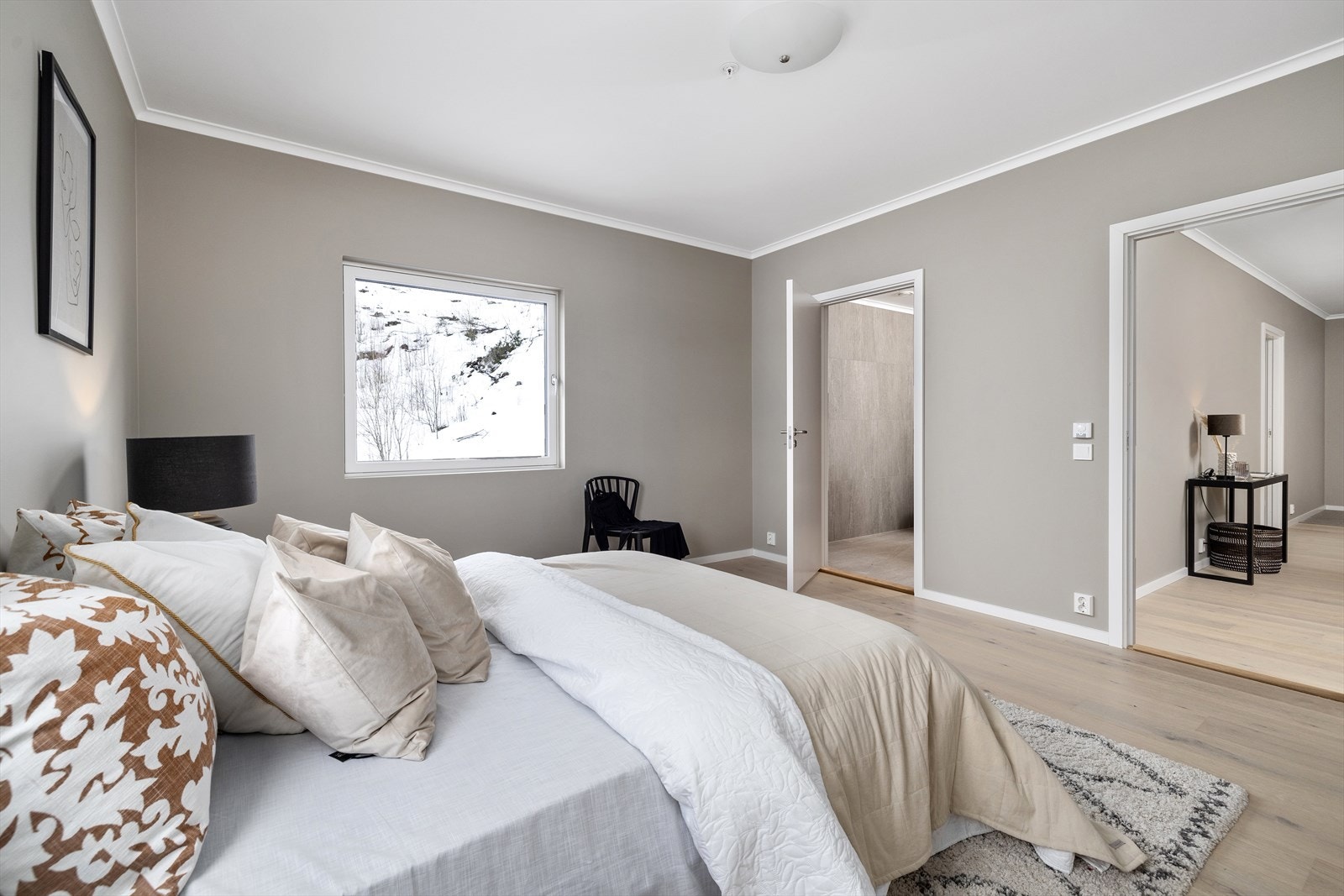 Lekkert hovedsoverom med inngang til "en suite" bad Galleribilde