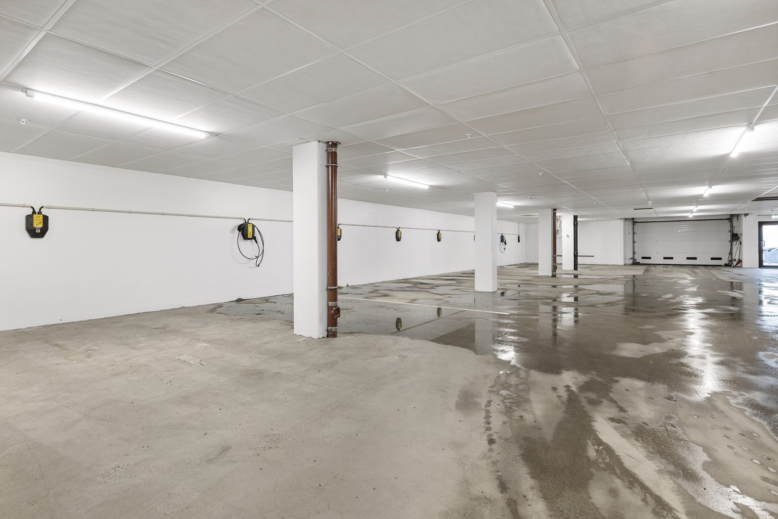 Felles garasjeanlegg hvor leiligheten har to parkeringsplasser Galleribilde