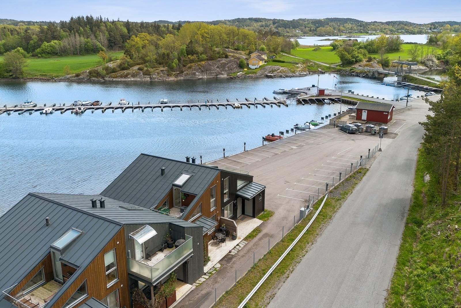 En moderne fritidsbolig i et veletablert og attraktivt hytteområde ved sjøen. Fast parkering med el-bil lader. Galleribilde