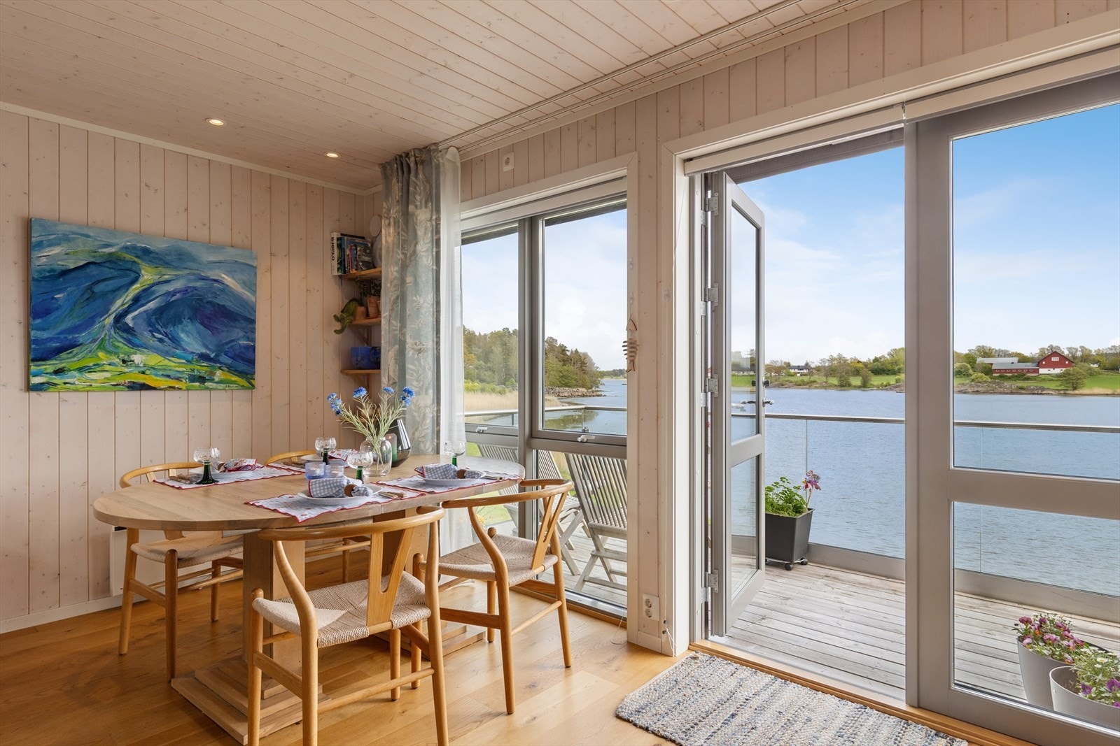 De store glassflatene slipper inn rikelig med dagslys og gir en konstant nærhet til sjøen. Galleribilde