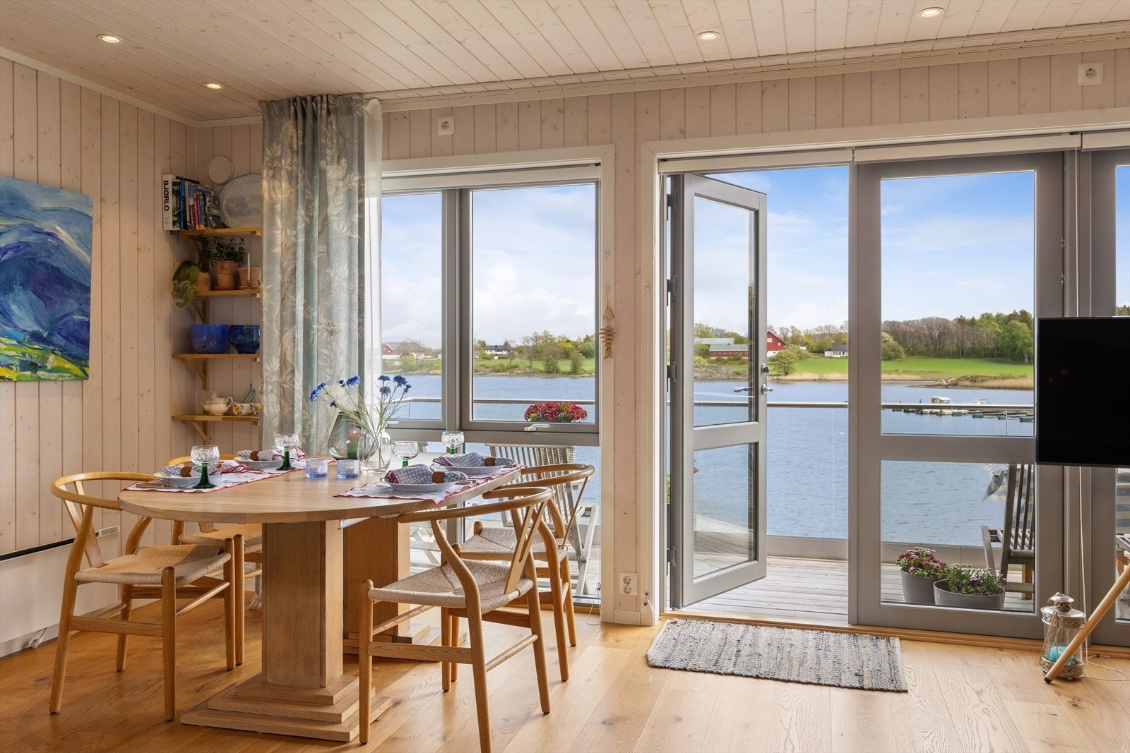 Terrassedøren åpner opp mot terrassen og visker ut skillet mellom inne og ute. Galleribilde