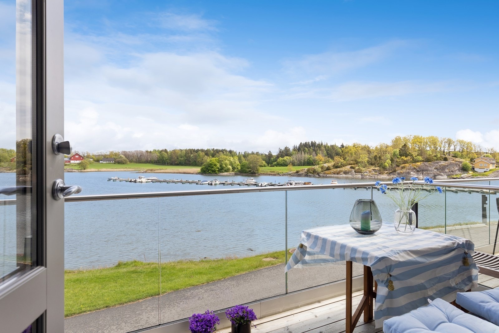 Fra terrassen i første etasje har du umiddelbar nærhet til vannet og bryggeområdet. Galleribilde