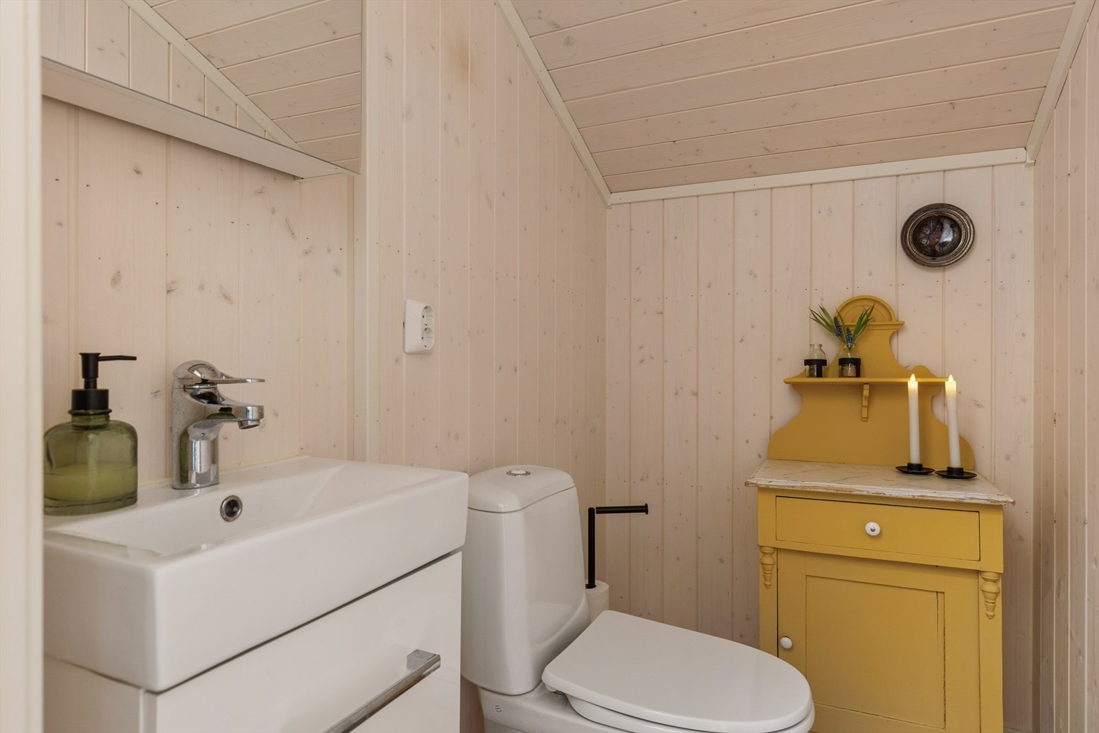 Praktisk toalettrom i andre etasje med lys baderomsinnredning og gulvstående toalett. Galleribilde