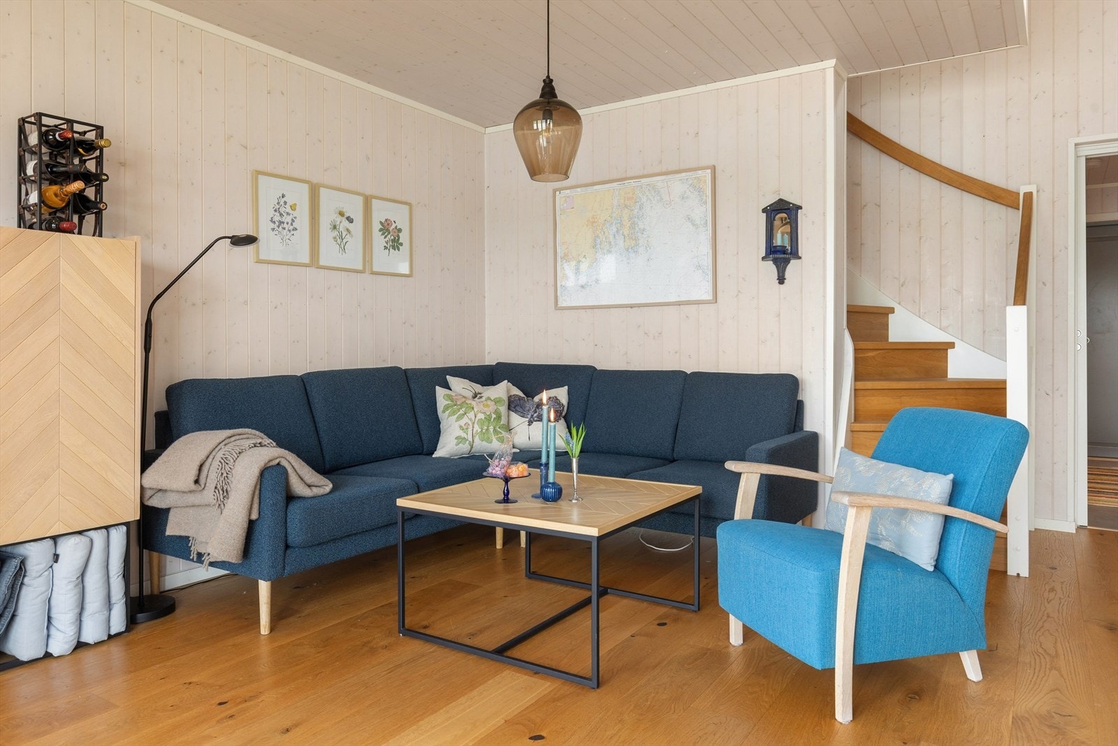 Stuen har god plass til en romslig sofagruppe. Malt tretrapp med eiketrinn leder opp til andre etasje. Galleribilde