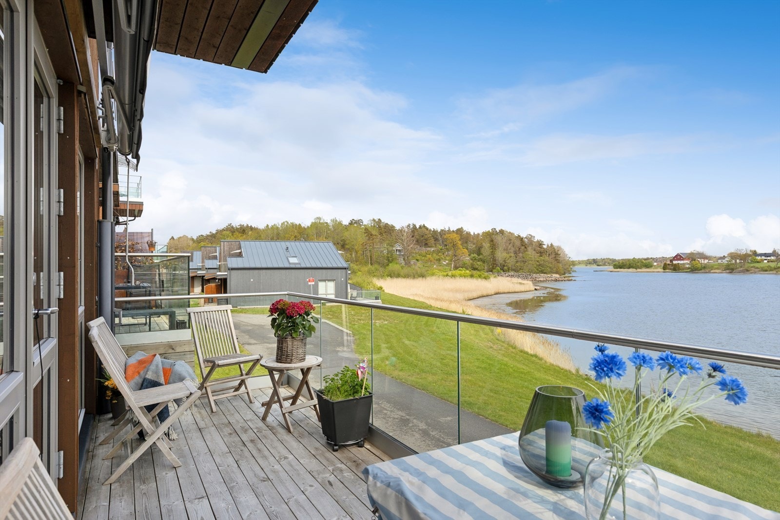 En skjermet og privat uteplass for rolige dager ved sjøen. Galleribilde