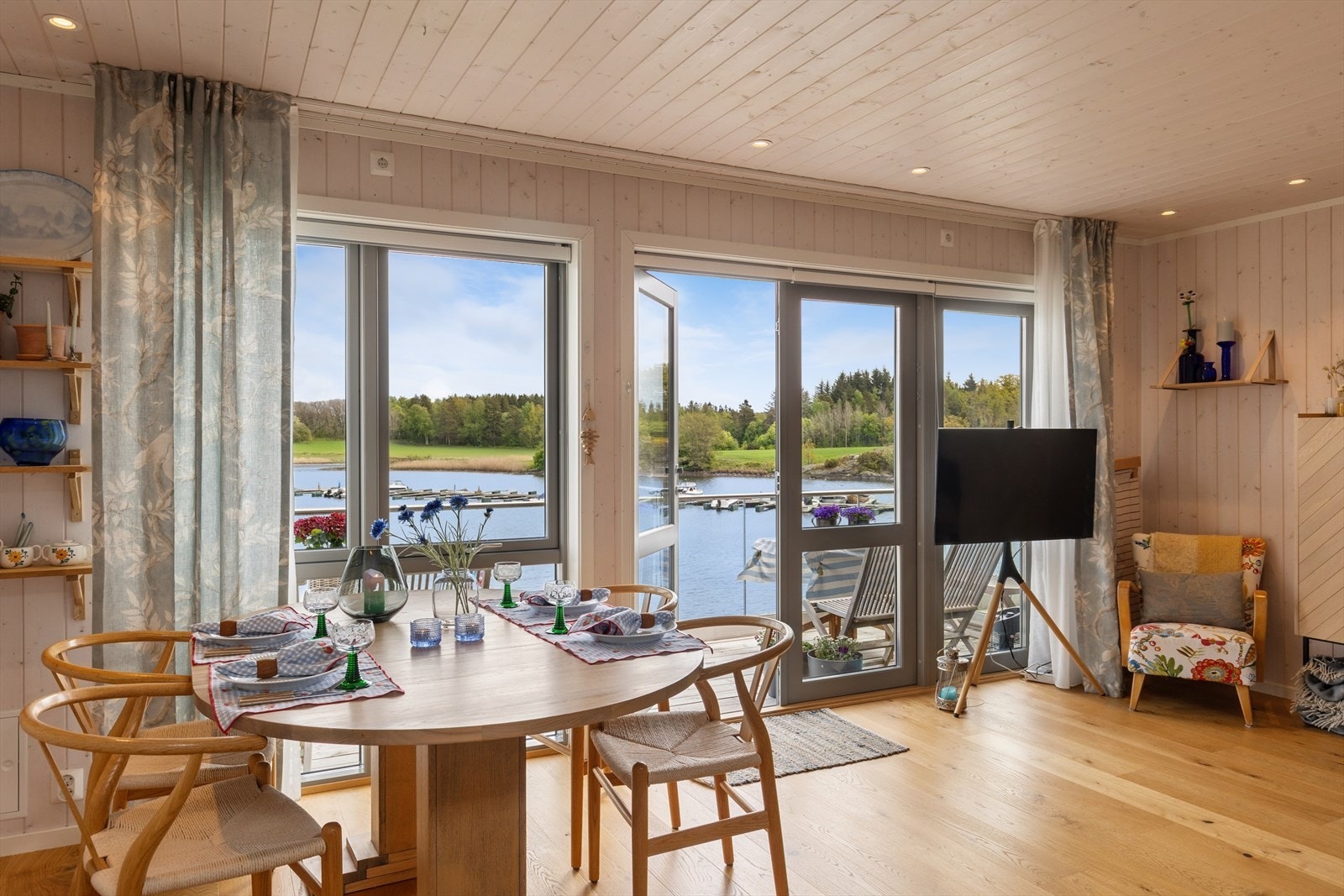 Spiseplassen er rammet inn av store vindusflater med utsikt rett ut mot vannet. Galleribilde