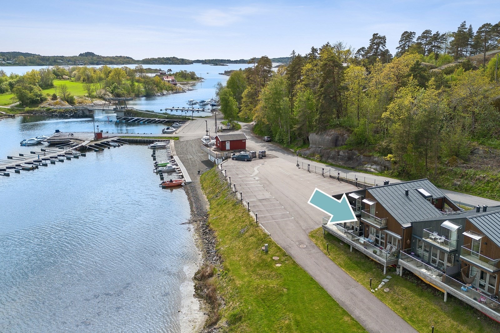 Fritidsbolig fra 2020, plassert helt i vannkanten ved Viksfjord brygge. Galleribilde
