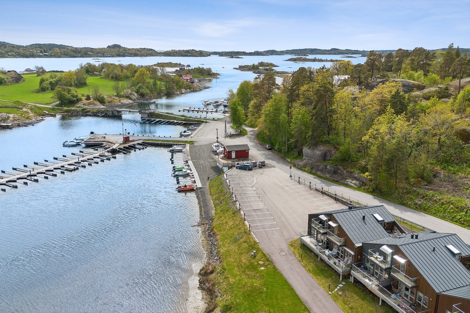 Viksfjord brygge er et ypperlig utgangspunkt for å utforske skjærgården med kajakk eller båt. Galleribilde