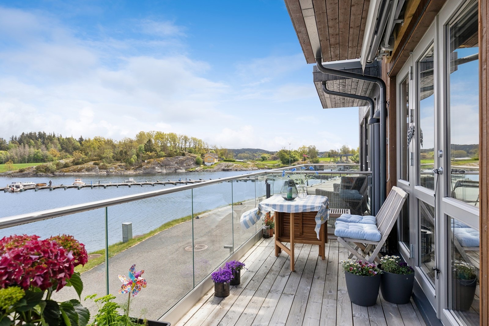 Terrassen har god plass til utemøbler og er tilgjengelig direkte fra stuen. Galleribilde
