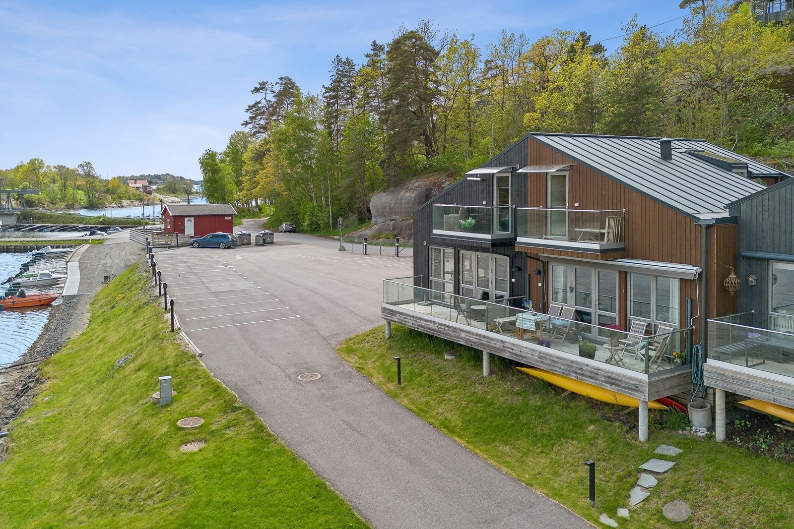 Herfra er skjærgården lett tilgjengelig, med populære steder som Ula og Kjerringvik en kort båttur unna. Galleribilde
