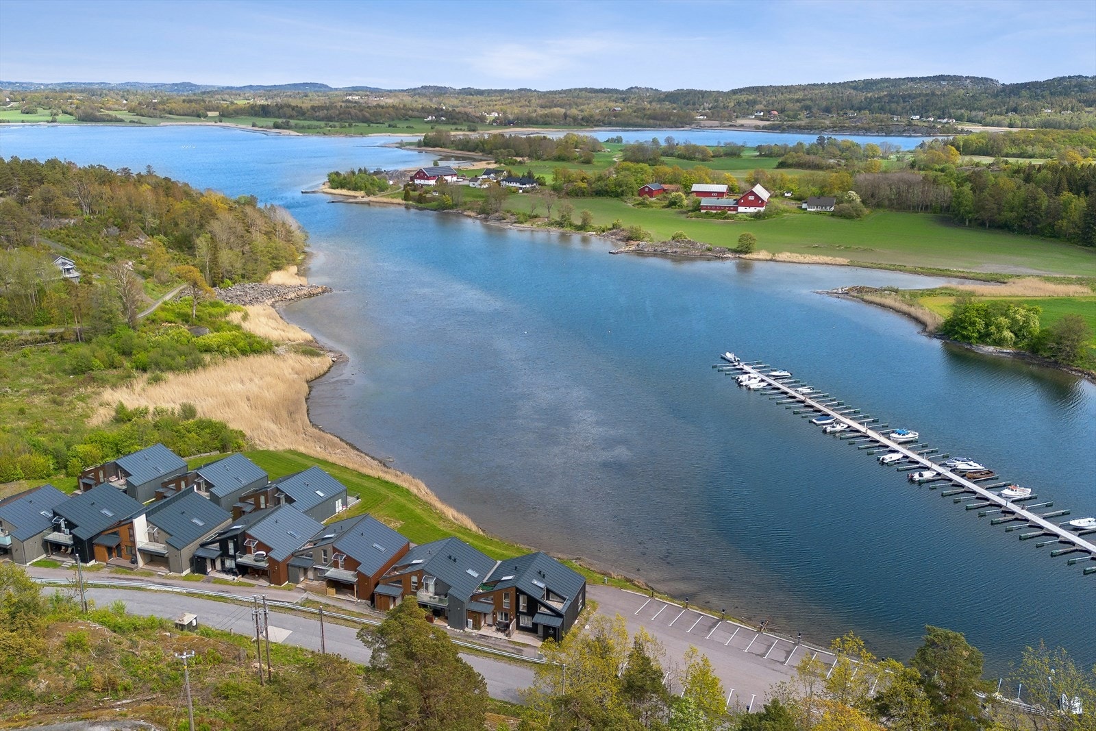 Beliggenheten er tilbaketrukket, men med kort vei til dagligvarehandel i Tjølling og Larvik sentrum et kvarter unna. Galleribilde