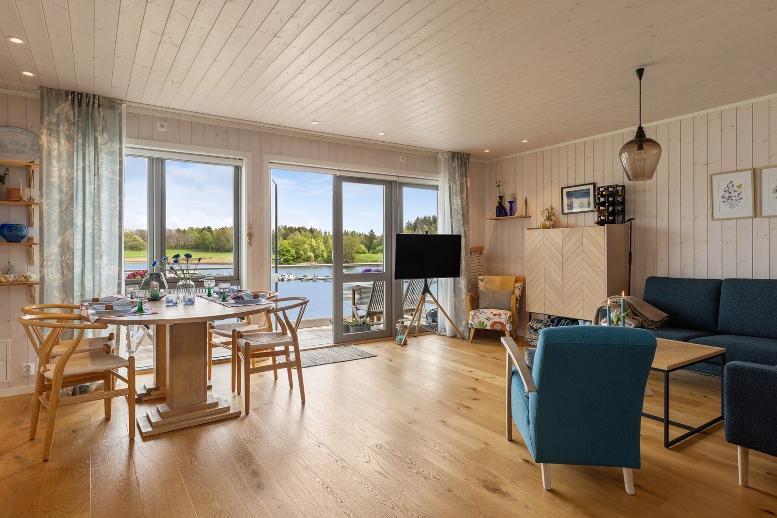 Gjennomgående parkett på gulv og panel på vegger og i himling gir en helhetlig og lun atmosfære. Galleribilde