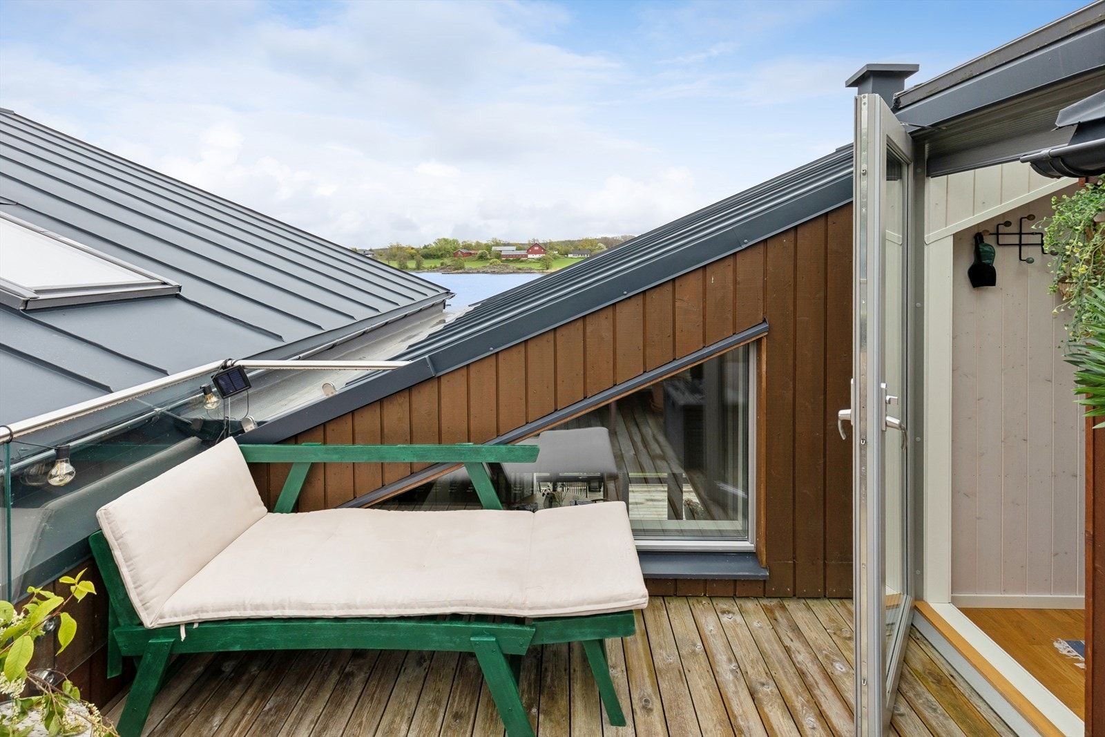 En skjermet uteplass med utsikt og plass til en solseng. Galleribilde