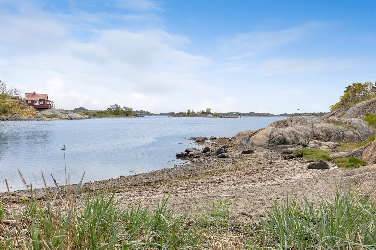I nærområdet finnes flere fine badeplasser, som Bjønnes og Ulastrand, kun en kort kjøretur unna. Galleribilde