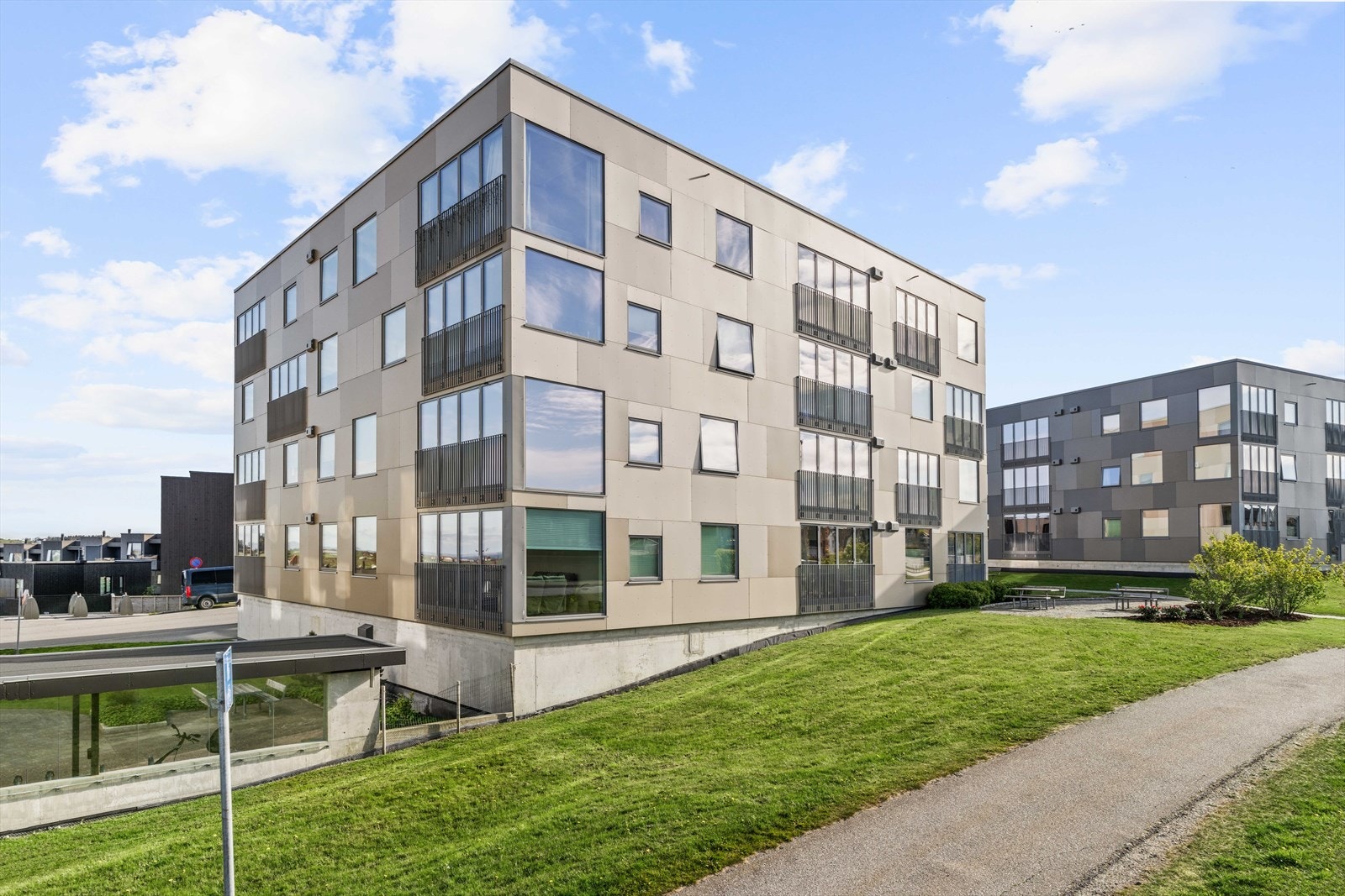 Leiligheten ligger i fjerde etasje i en bygning med fire etasjer over parkeringskjeller. Galleribilde