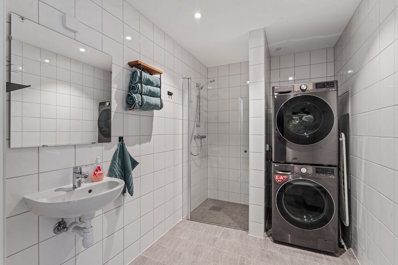 Badet har flislagt gulv med vannbåren gulvvarme og avtrekk tilknyttet balansert ventilasjon. Galleribilde