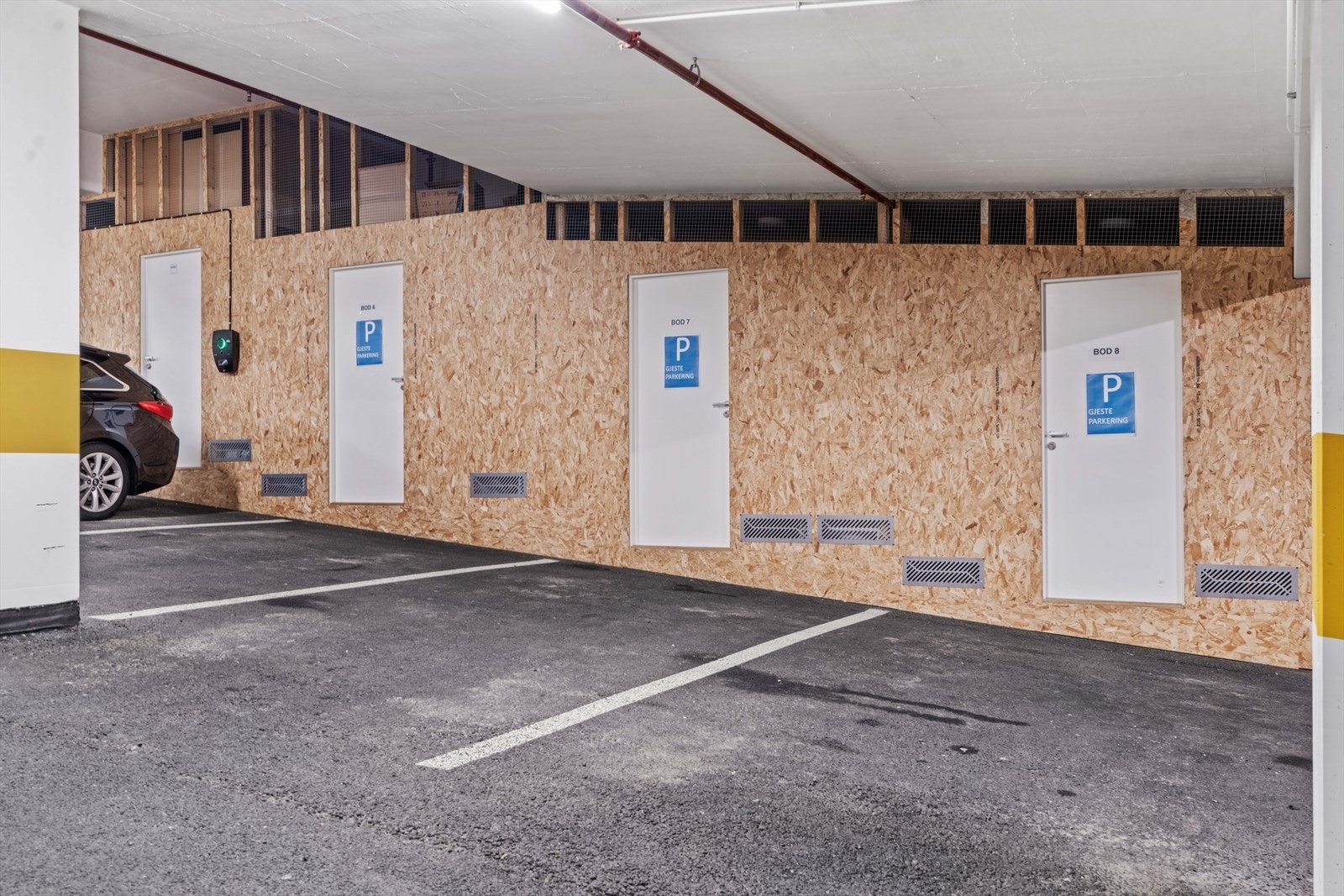 Leiligheten disponerer en bod på 6 m² i bygningens parkeringsanlegg. Galleribilde