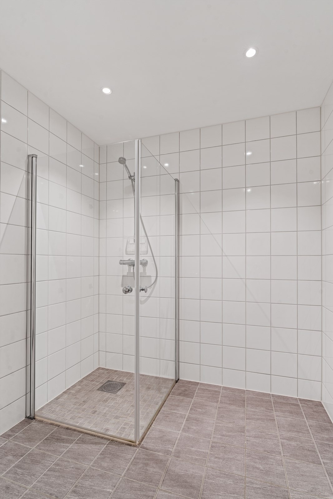 Også dette badet har vannbåren gulvvarme og er tilknyttet boligens balanserte ventilasjonsanlegg. Galleribilde