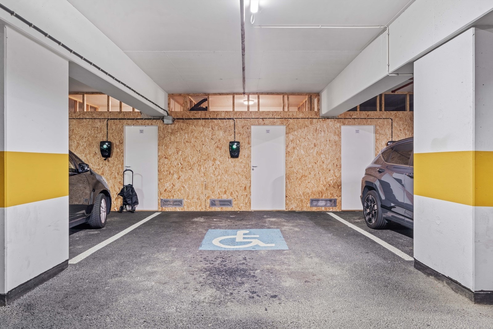 Det medfølger parkeringsplass i felles garasjeanlegg med heis opp til leiligheten. Galleribilde