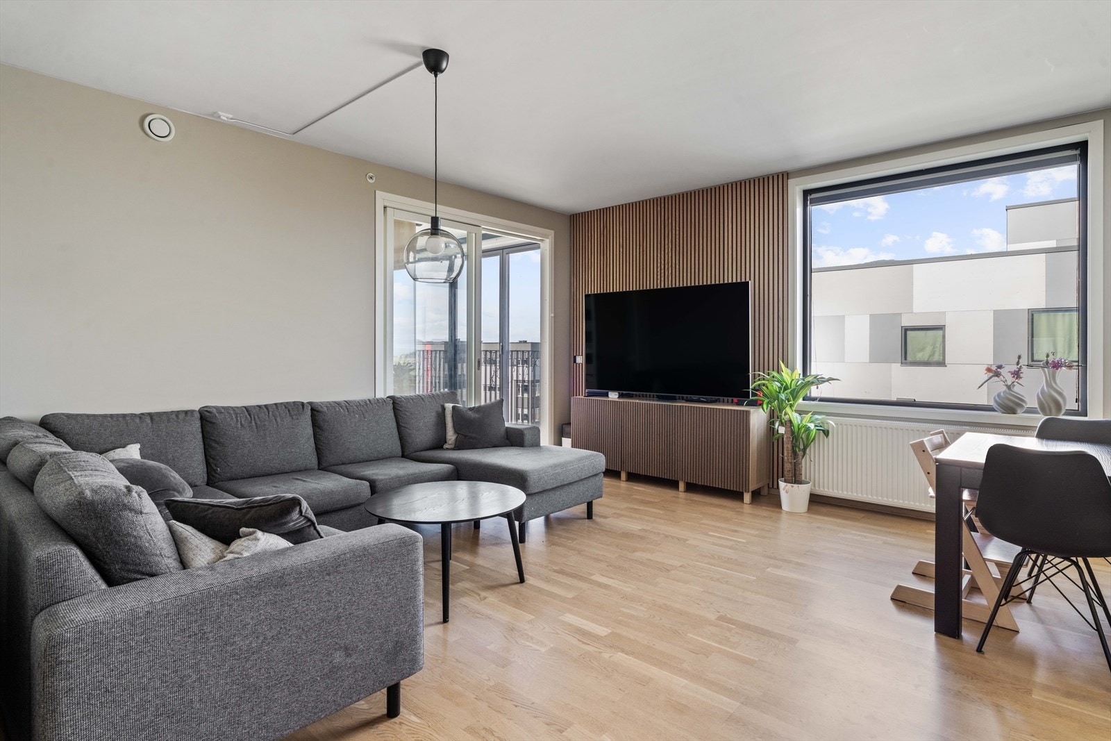 Stuen varmes effektivt opp av en radiator tilknyttet fjernvarmeanlegget. Galleribilde