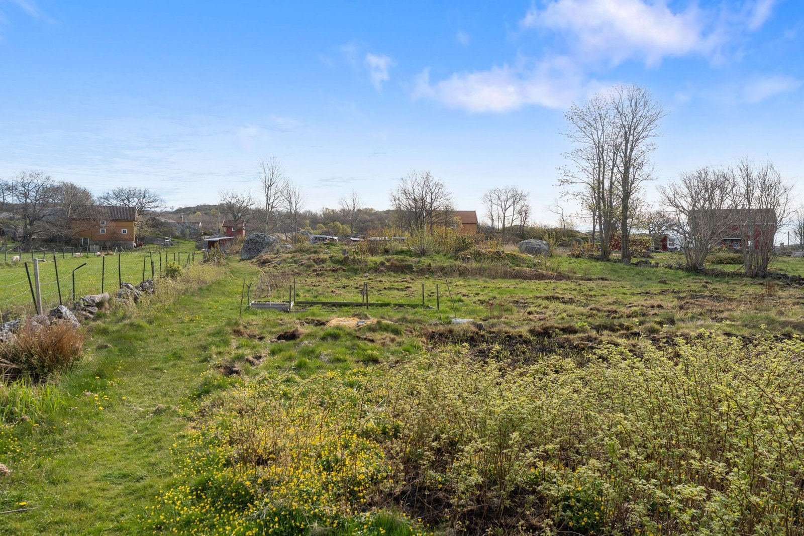 Eiendommen er registrert med ca 9 mål produktiv skog, ca 2 mål innmarksbeite, ca 5,4 mål annet markslag, ca 0,8 mål fulldyrka jord, og ca 0,8 mål bebygd . Galleribilde