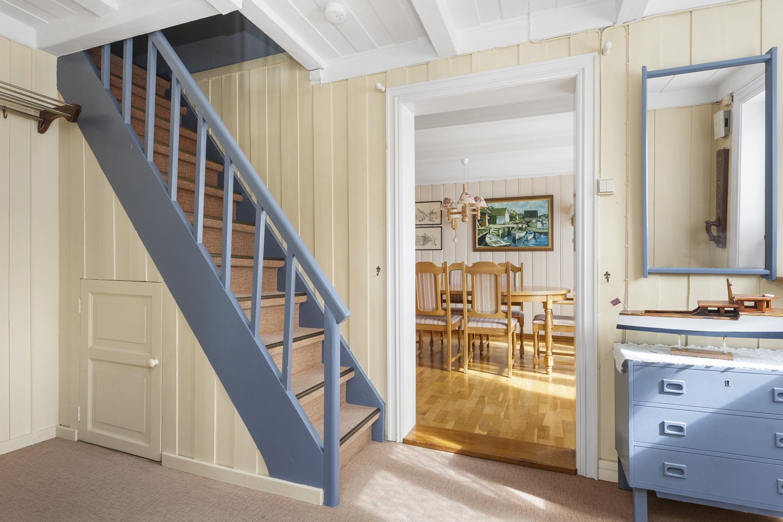 Huset er et tradisjonelt midtgangshus/sørlandshus. Galleribilde