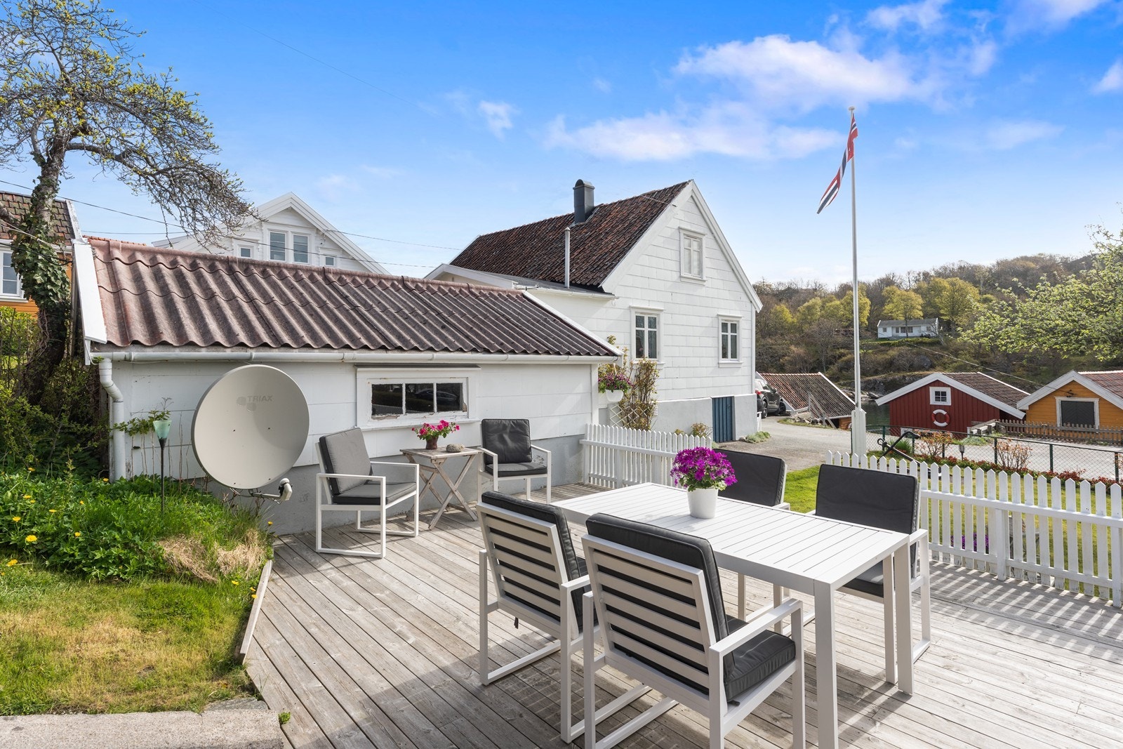 Flere flotte uteplasser på eiendommen. Galleribilde