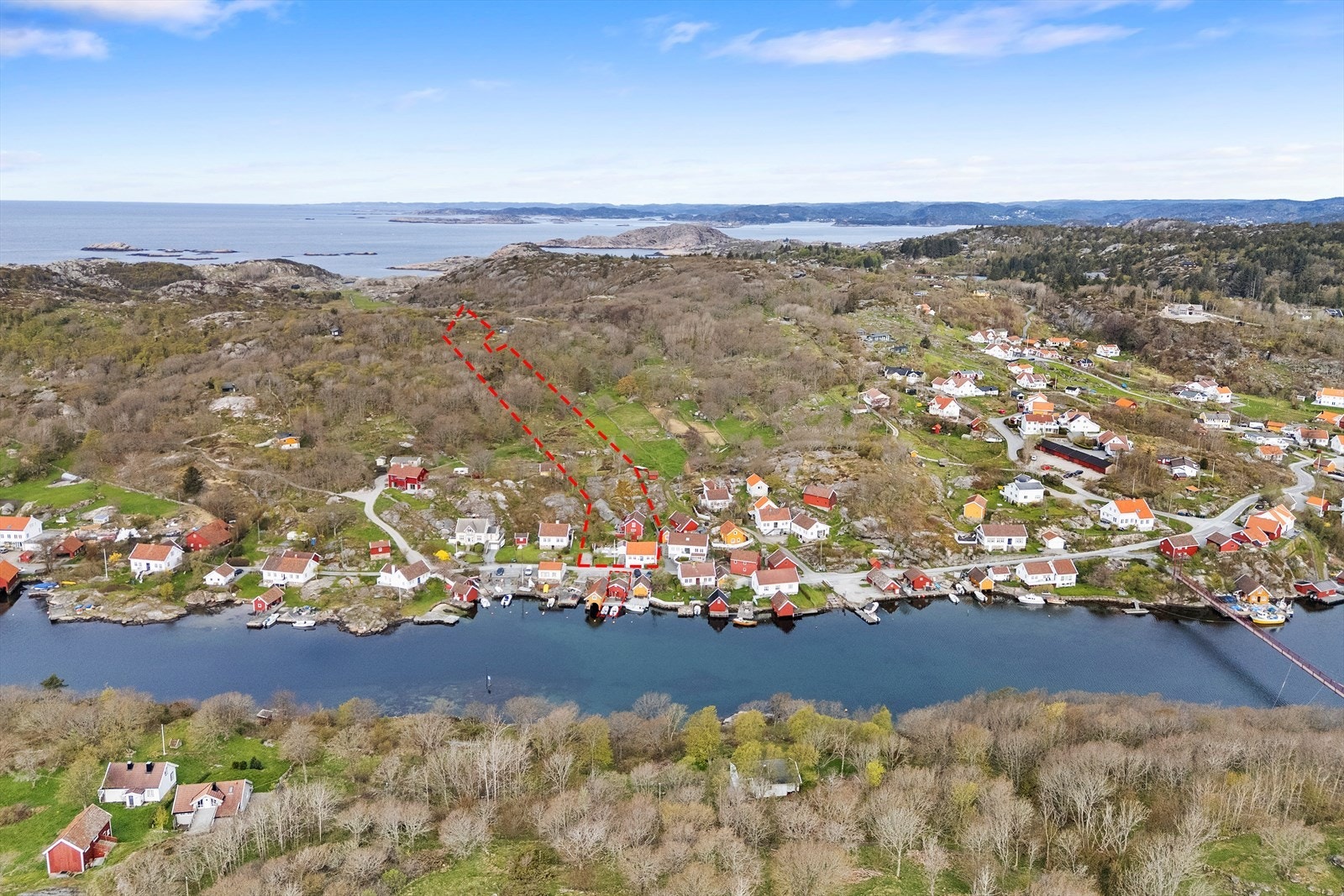 Eiendommen strekker seg litt over toppen av åsen. Den stiplede linjen må ses på som et grovt anslag av eiendommens grenser, den er ikke nøyaktig. Galleribilde