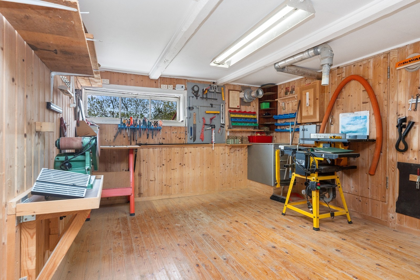 Verksterom, uthuset. Galleribilde