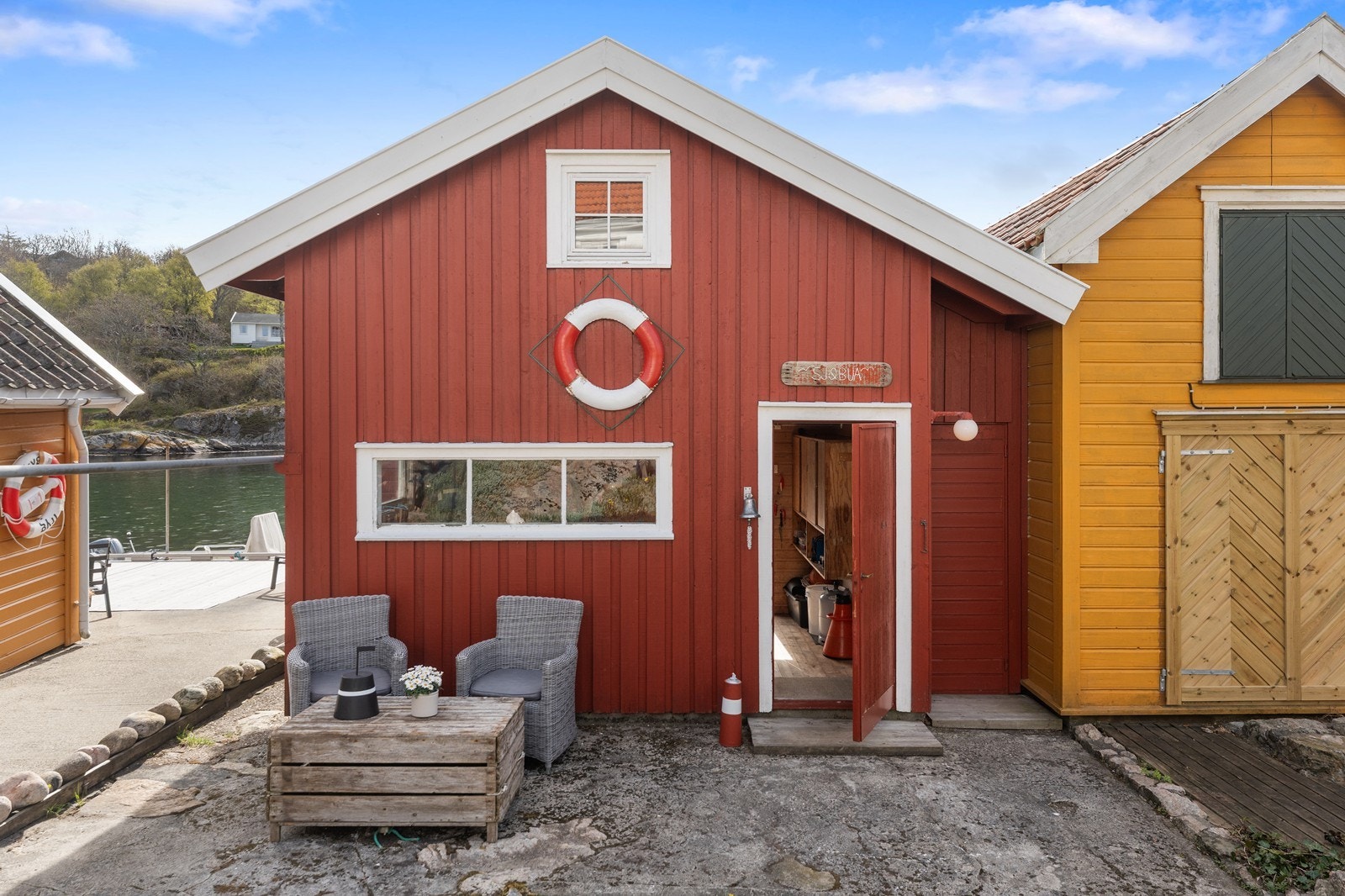 Flott sjøbod med uteplass på begge sider Galleribilde