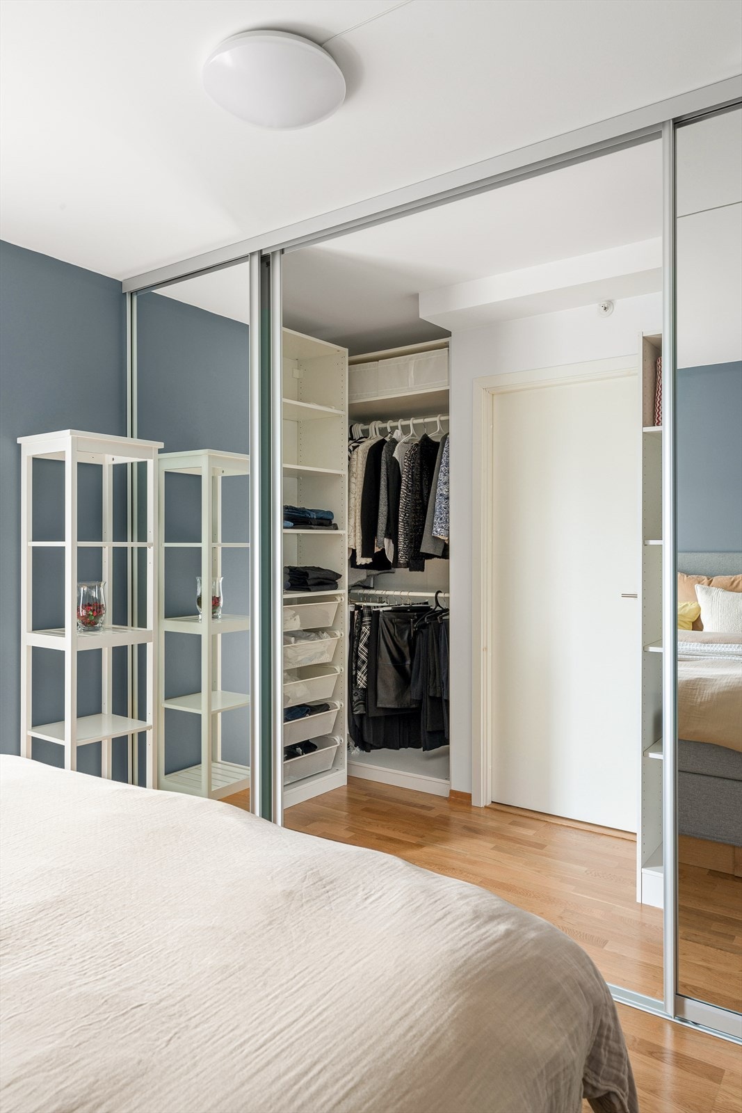Walk-in closet har videre adkomst til en praktisk innvendig bod Galleribilde