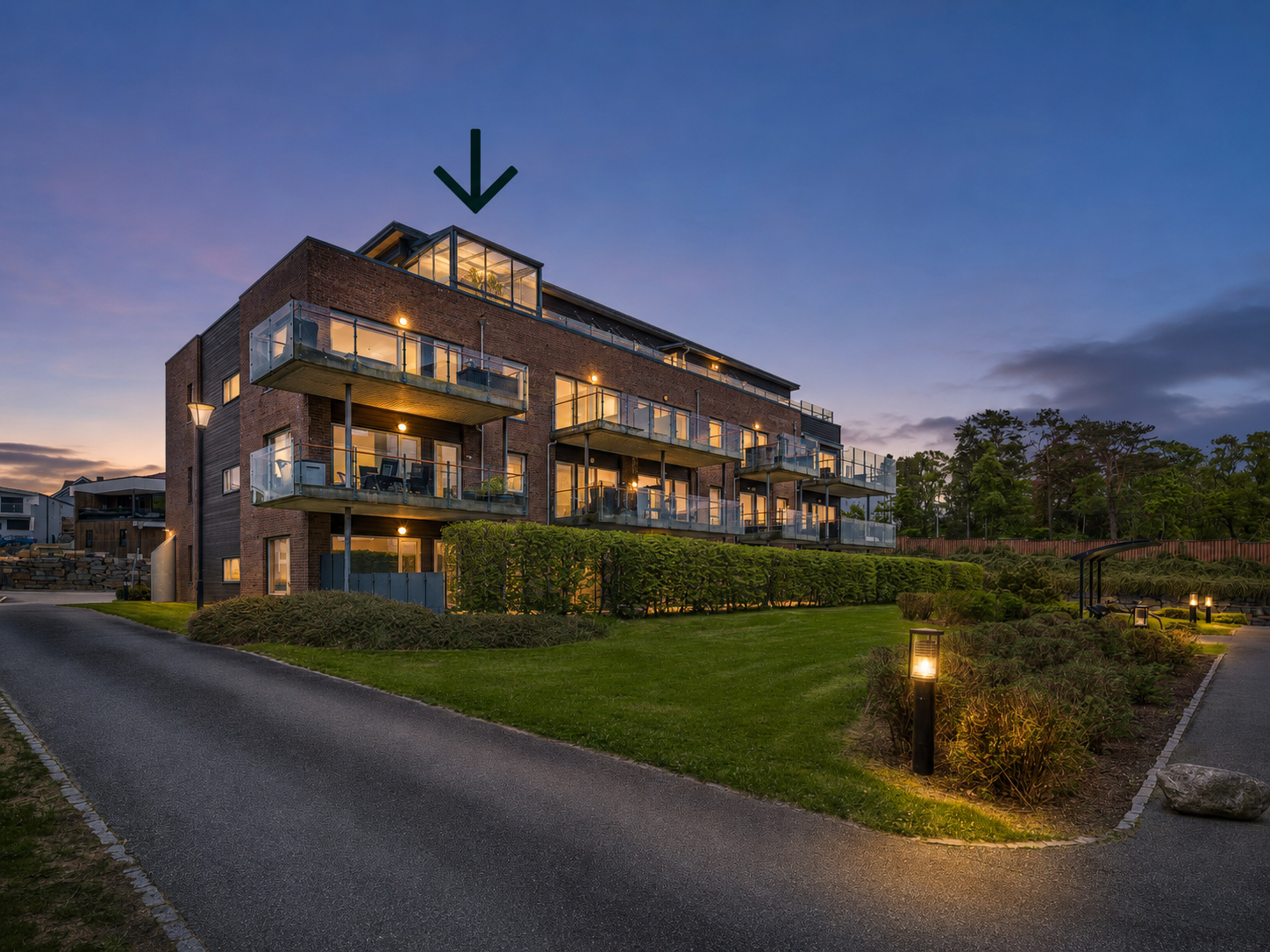 Toppleilighet med moderne standard, gode solforhold og attraktiv beliggenhet (Bildet er KI-generert fra et dagbilde til et kveldsbilde og feil vedr. lyssetting/solretning etc. kan forekomme.) Galleribilde