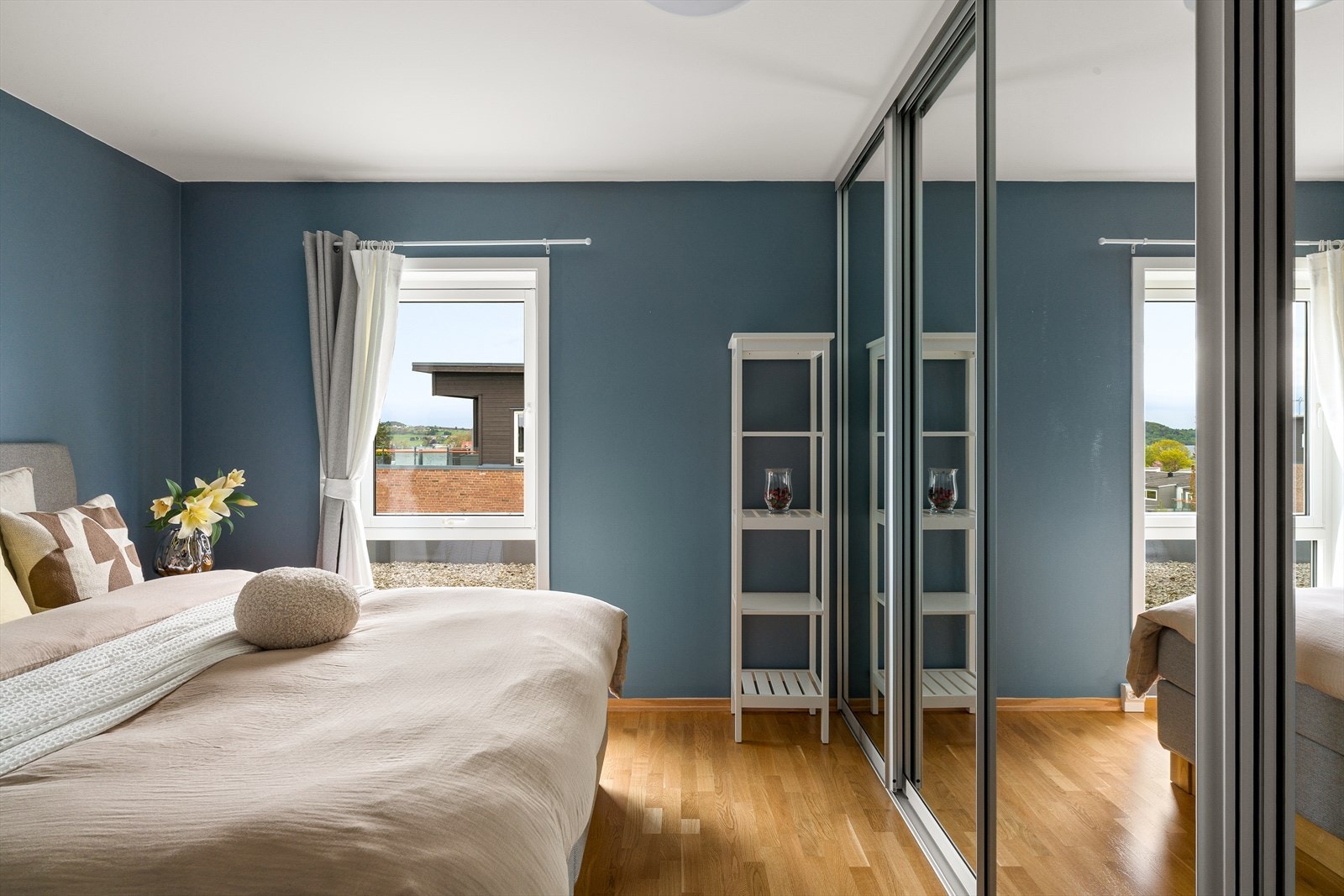 Hovedsoverommet har god plass til dobbeltseng og har et nytt walk-in closet fra 2019 med speildører levert av Garderobemannen. Galleribilde