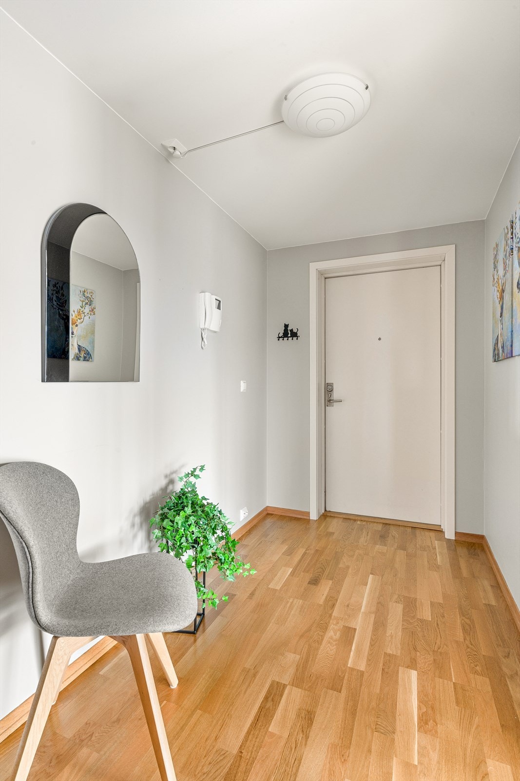 Entréen er romslig og innbydende, med god plass til garderobeløsning og praktiske entrémøbler. Galleribilde