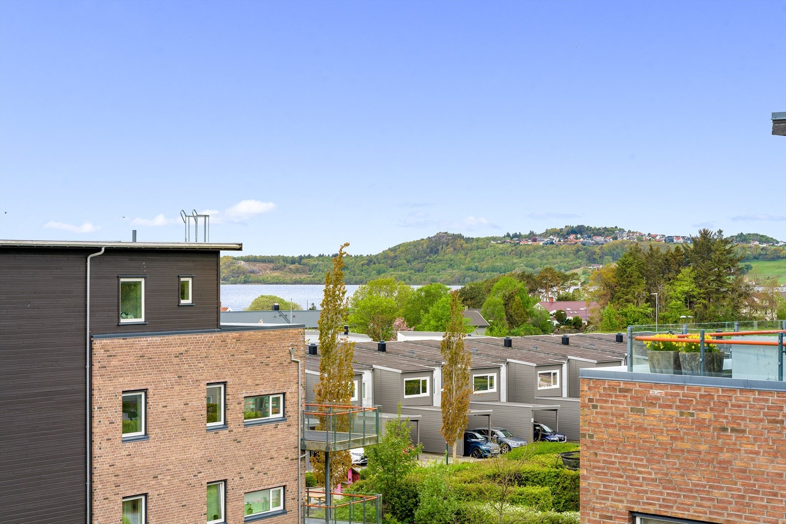 Fjordutsikt fra vinduet fra hovedsoverommet. Galleribilde