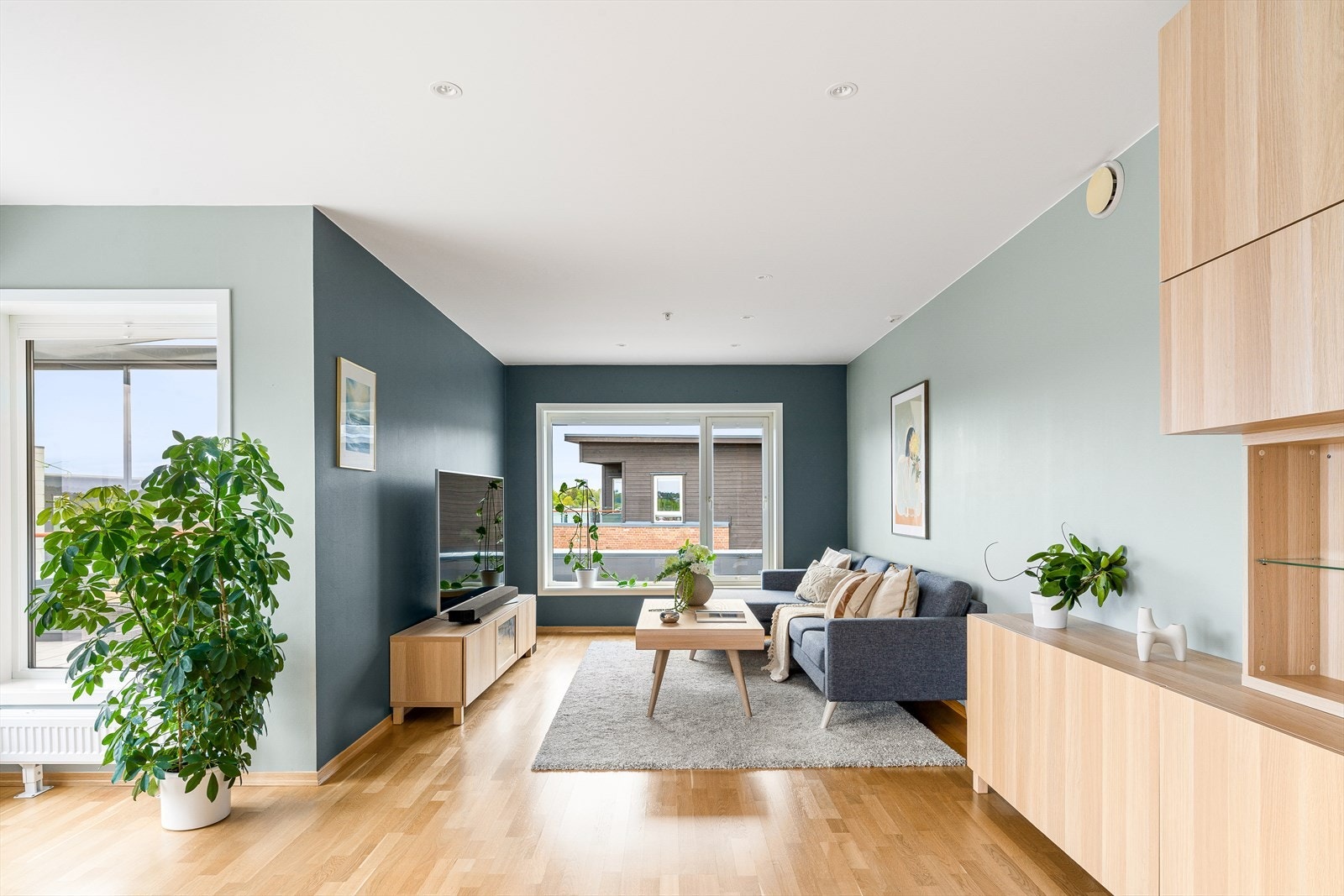 Det er spotter i himling og parkett på gulv. Galleribilde