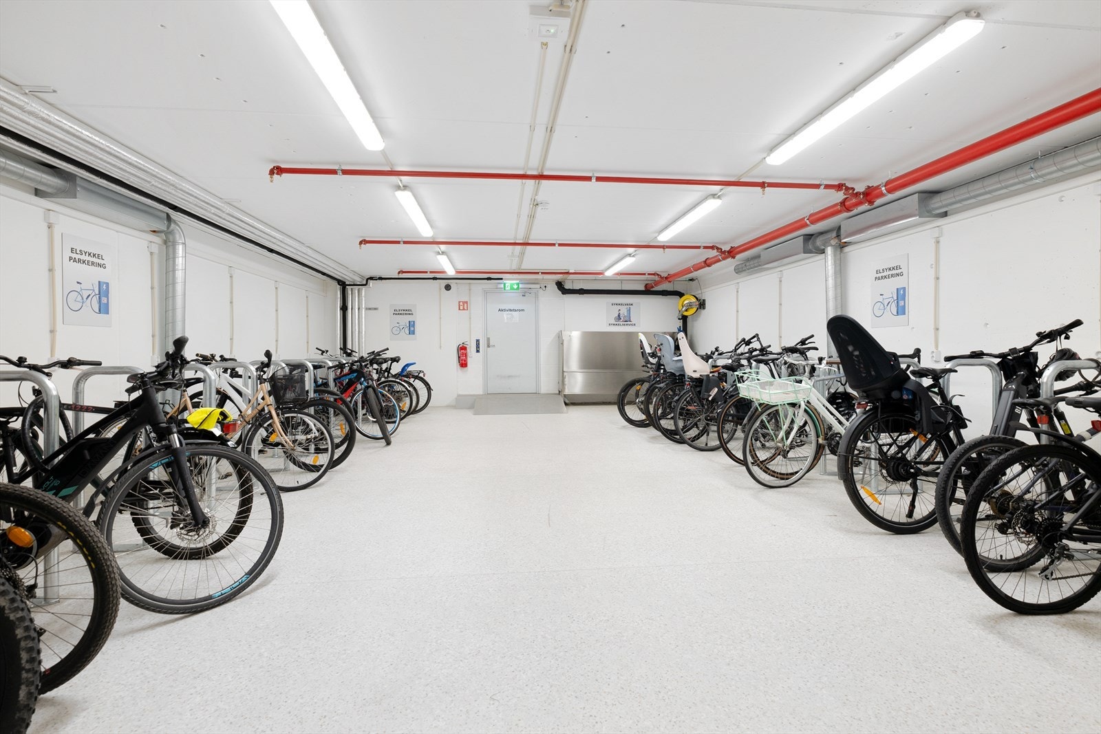 Sameiet tilbyr innendørs sykkelparkering for trygg oppbevaring. Galleribilde