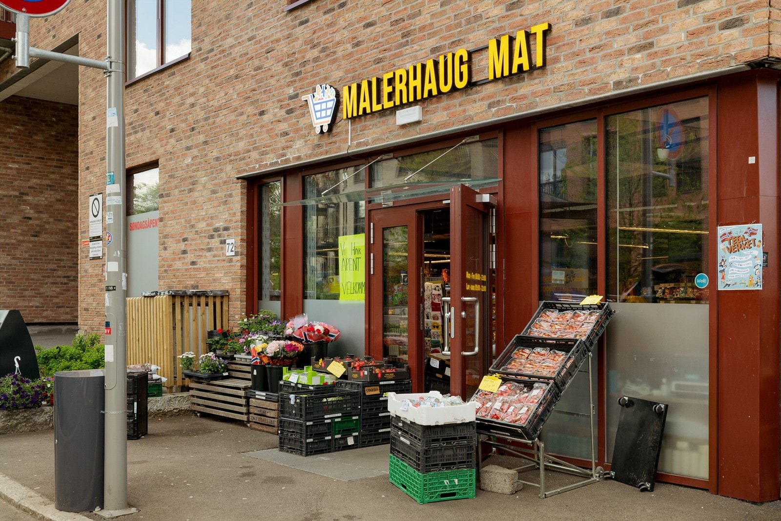 Kort vei til dagligvarehandel, med flere butikker som Kiwi og Rema 1000 i gangavstand. Galleribilde