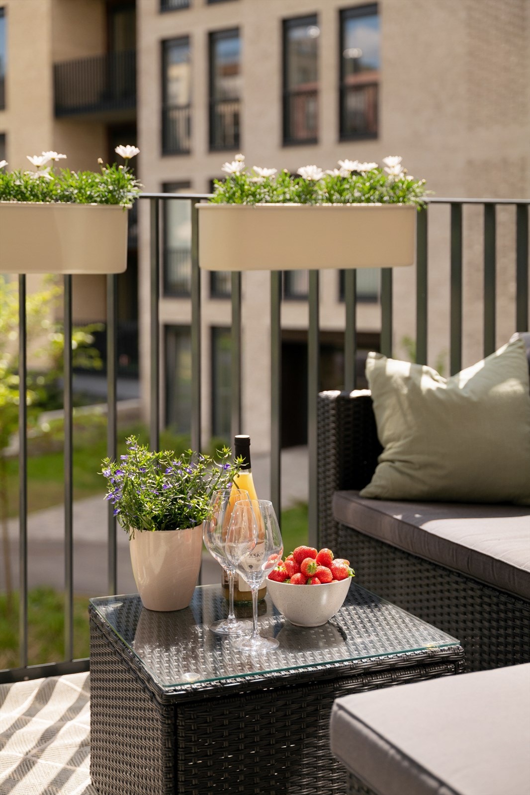 En privat uteplass med rom for både planter og avslapning. Galleribilde
