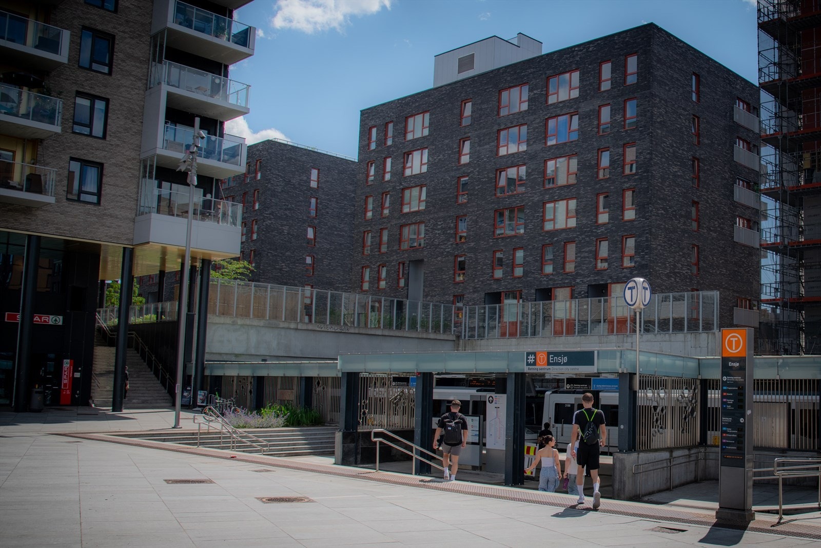 Ensjø T-banestasjon ligger ca. 9 minutters gange fra leiligheten, med hyppige avganger mot sentrum. Galleribilde