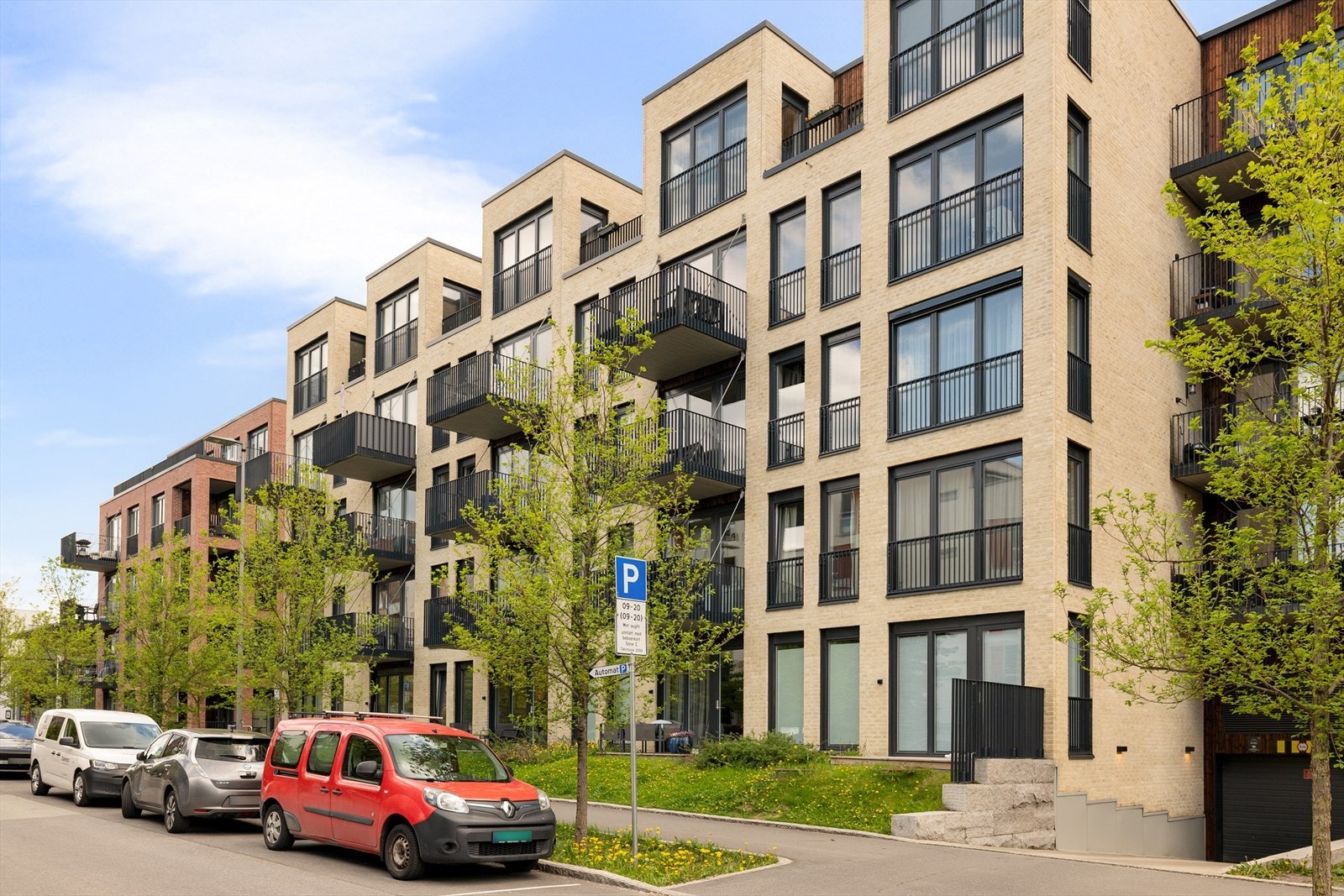 Moderne arkitektur med teglsteinsfasade og store vindusflater. Galleribilde