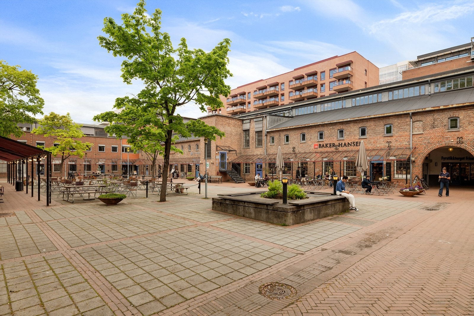 Det hyggelige torget er et naturlig samlingspunkt i nabolaget. Galleribilde