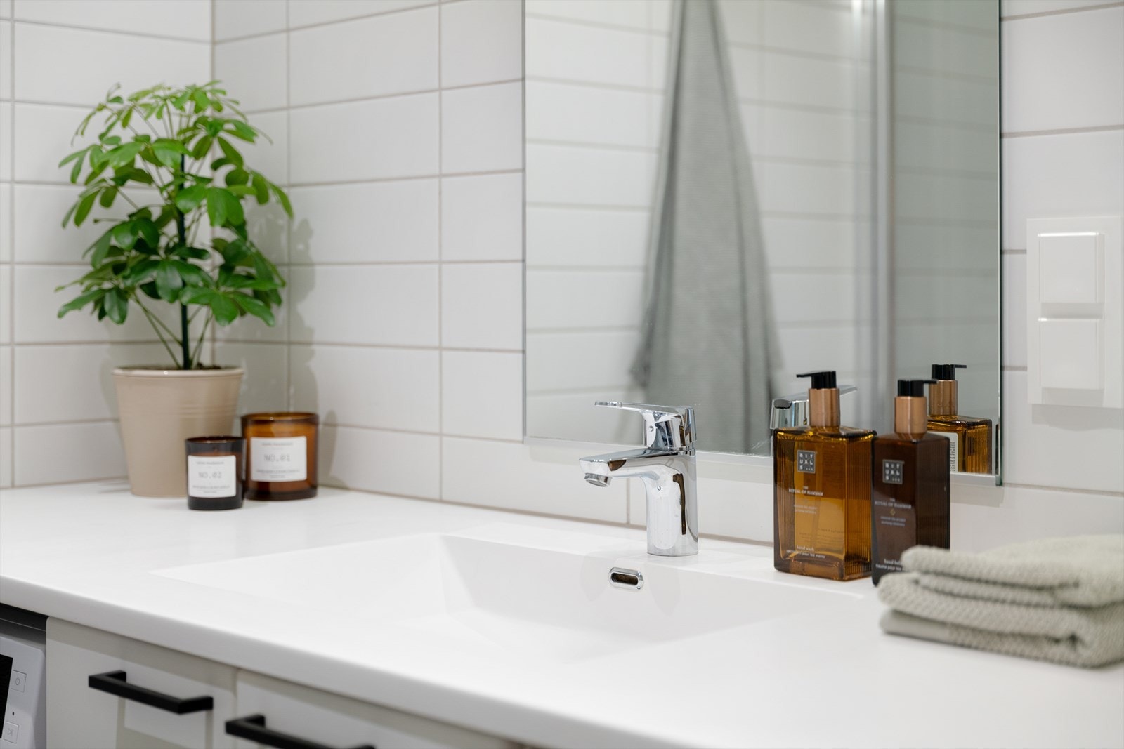 Badet er et prefabrikkert Parmarine-bad med flislagte flater og vannbåren gulvvarme. Galleribilde